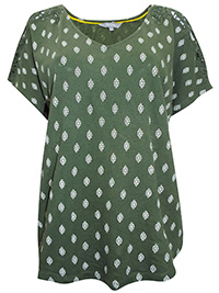 DARK-GREEN Cotton Printed Crochet Shoulder Top - Plus Size 18